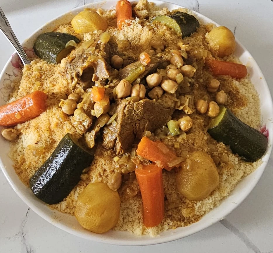 Couscous de Tlemcen traditionnel à l'agneau et légumes