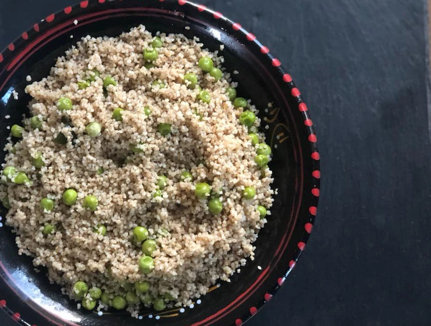 Mesfouf bel djelben (couscous aux petits pois)