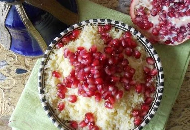 Seffa (Mesfouf) aux grenades parfumé à l'eau de fleur d'oranger
