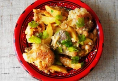 Tajine de viande au chou-fleur et aux pommes de terre frites