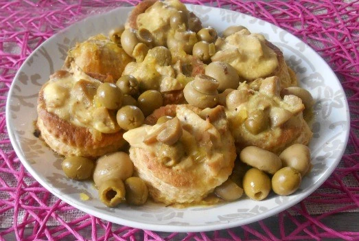 Poulet aux olives et aux champignons aux vols au vent