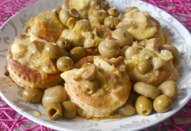 Poulet aux olives et aux champignons aux vols au vent