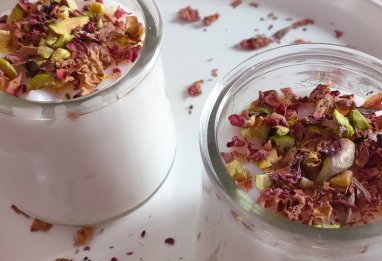 Mhalbi à la rose : crème dessert au riz parfumé à l'eau de rose