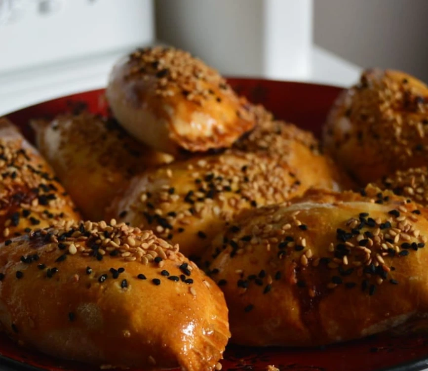 Cocas à la viande et poivrons  