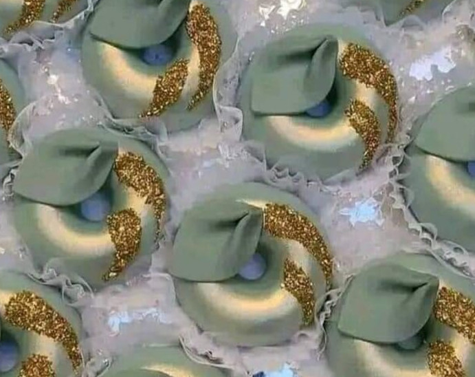 Comment réaliser un glaçage brillant pour sublimer vos pâtisseries algériennes