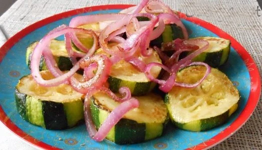 Salade de courgettes aux oignons rouges vinaigrés