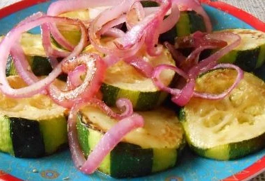 Salade de courgettes aux oignons rouges vinaigrés