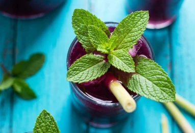 4 cocktails glacés au thé qui vont remplacer votre thé à la menthe (et faire sensation)