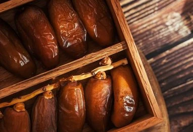 Sucre de dattes : la douceur naturelle qui révolutionne nos desserts