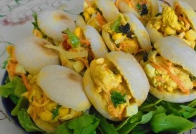 Batbout farcis au poulet curcuma et salade