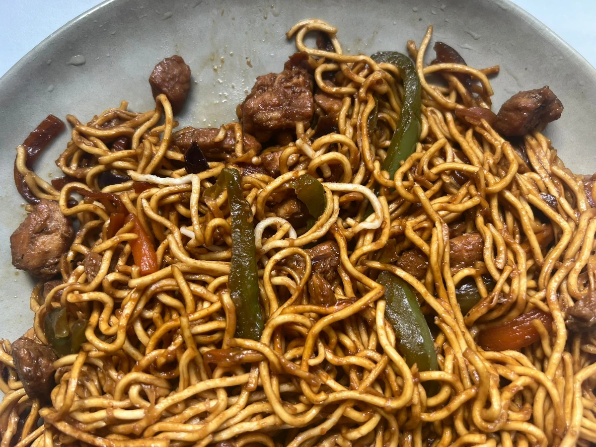 Nouilles sautées asiatiques au poulet et légumes croquants