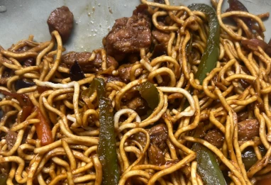 Nouilles sautées asiatiques au poulet et légumes croquants