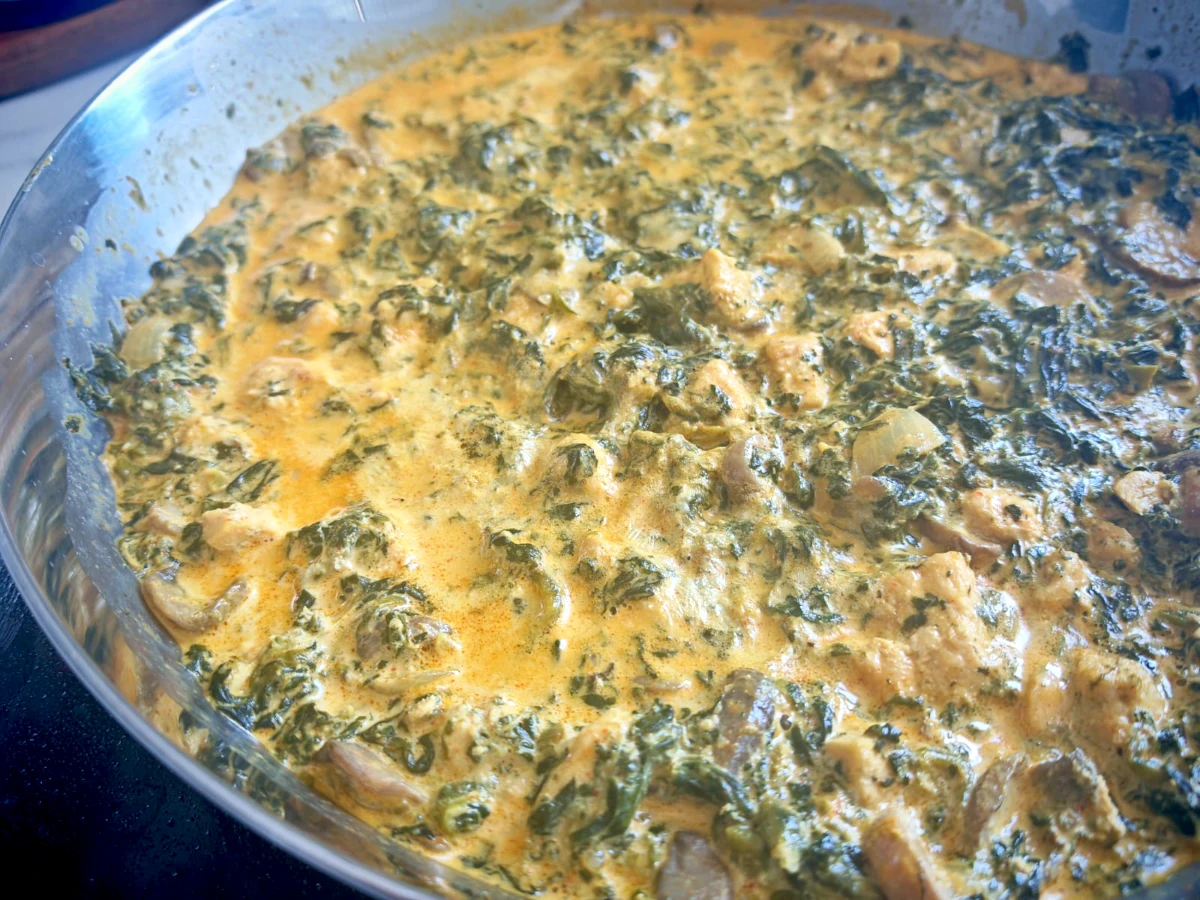 Poulet à la crème, champignons et épinards