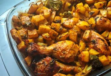Poulet mariné au citron vert et épices, pommes de terre et brocolis au four