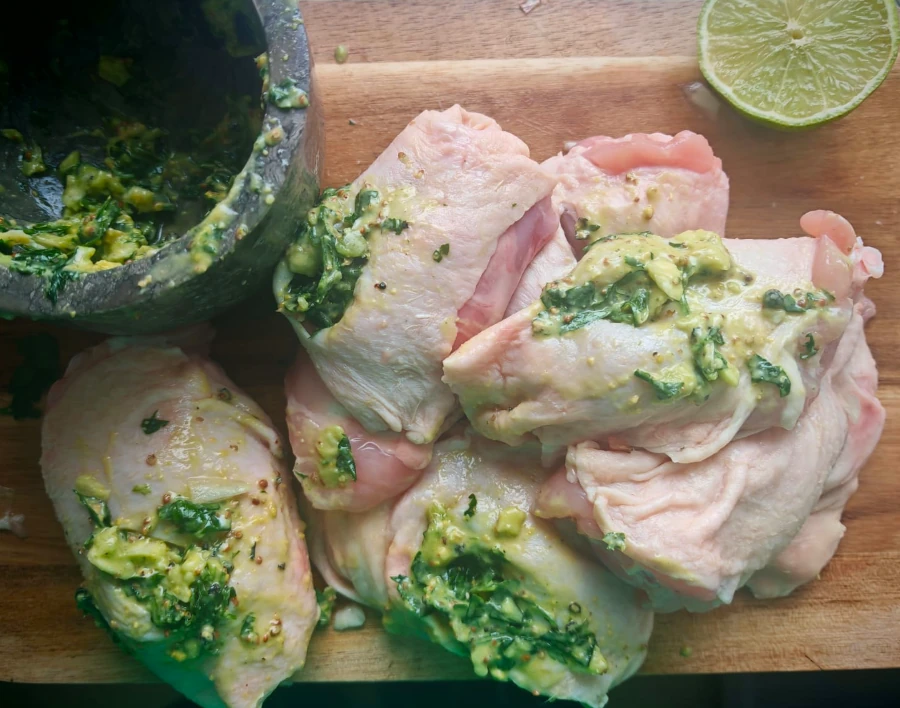 Ingrédients pour Poulet Yassa sénégalais au nokoss : mariné, grillé et mijoté