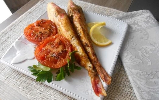 Rougets frits et rondelles de tomates grillées