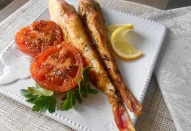 Rougets frits et rondelles de tomates grillées