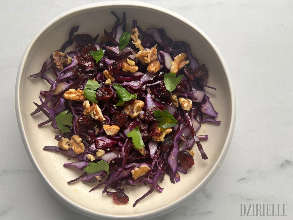 Salade de chou rouge aux cranberries, noix & citron