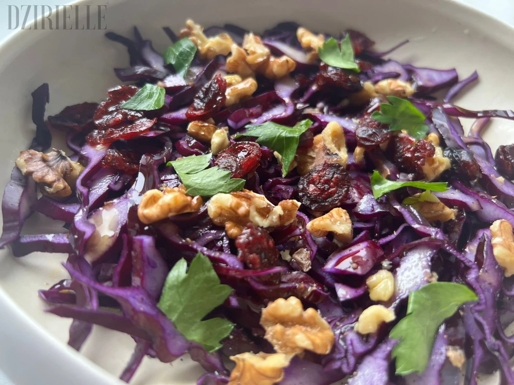 salade-chou-rouge-cranberries-noix gros plan