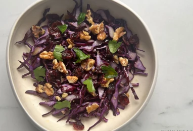 Salade de chou rouge aux cranberries, noix & citron
