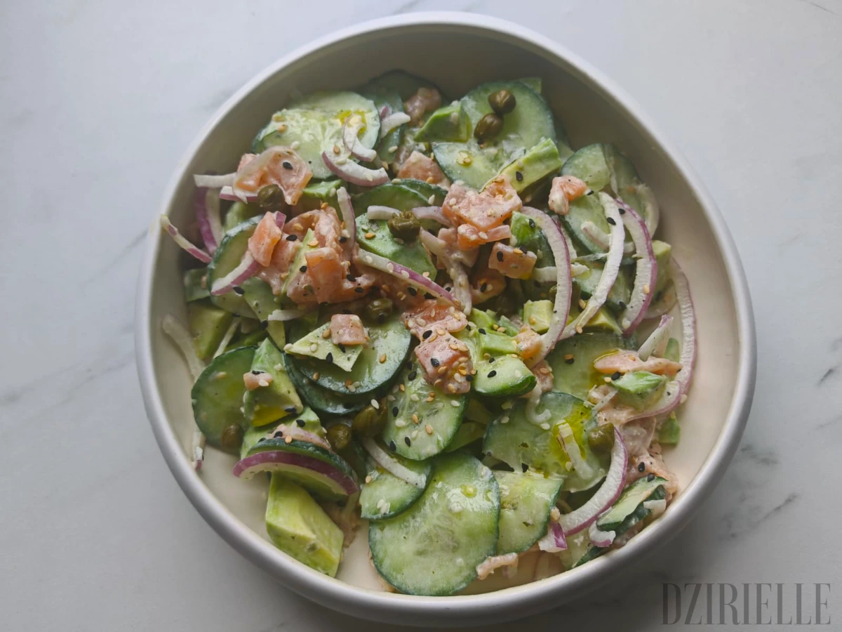 Salade concombre avocat oignon rouge câpres et saumon (façon Logan)