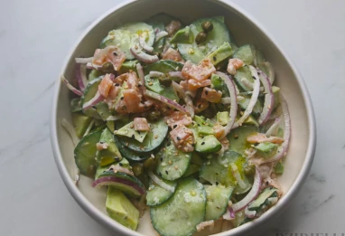 Salade concombre avocat oignon rouge câpres et saumon (façon Logan)