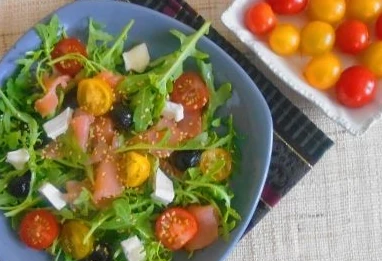 Salade de roquette au saumon