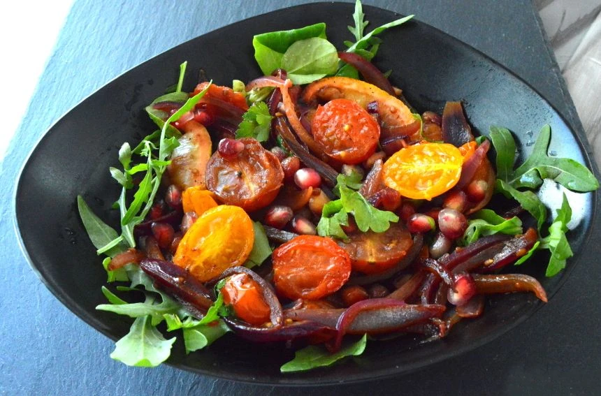 Salade tiède de Roquette aux Tomates Cerises rôties et Grenade
