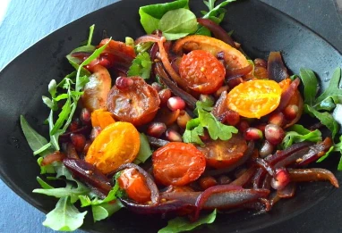 Salade tiède de Roquette aux Tomates Cerises rôties et Grenade