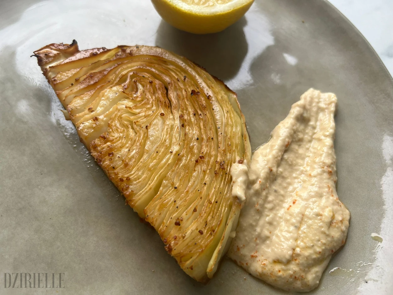 Tranches de chou rôties au tamari & houmous
