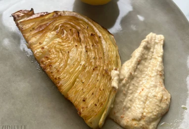 Tranches de chou rôties au tamari & houmous