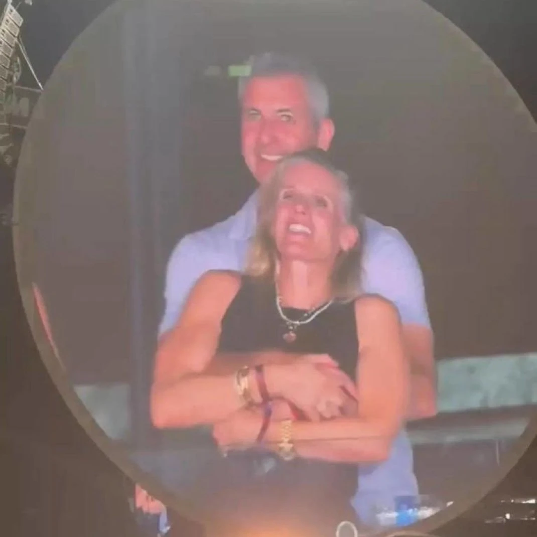 coldplay-pdg-maitresse-suspendus-concert-etreinte