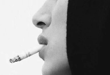 Fumer en silence : pourquoi tant d'Algériennes cachent encore leur cigarette ?