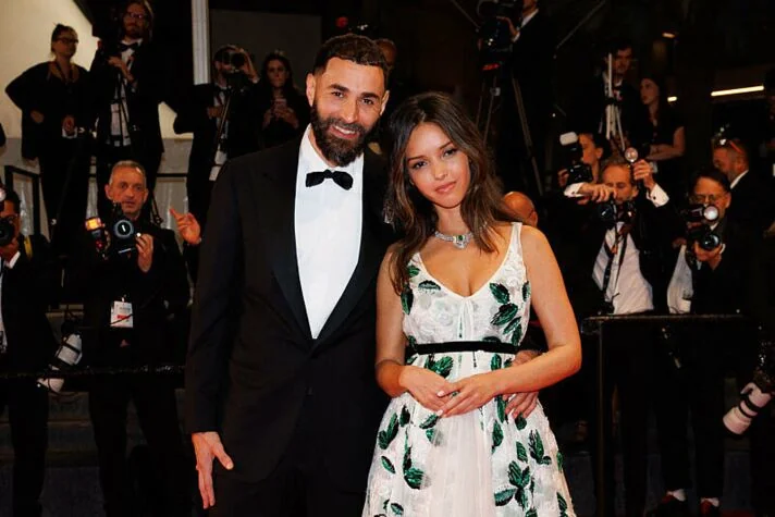 festival-cannes-2025-lyna-khoudri-karim-benzema-main-dans-la-main-sur-le-tapis-rouge